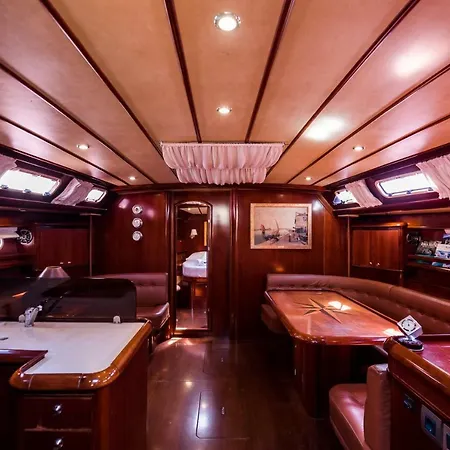 Boat Aiolis Botel *